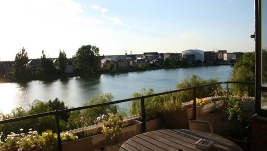 Lejlighed City centre lakeside apartment with balcony